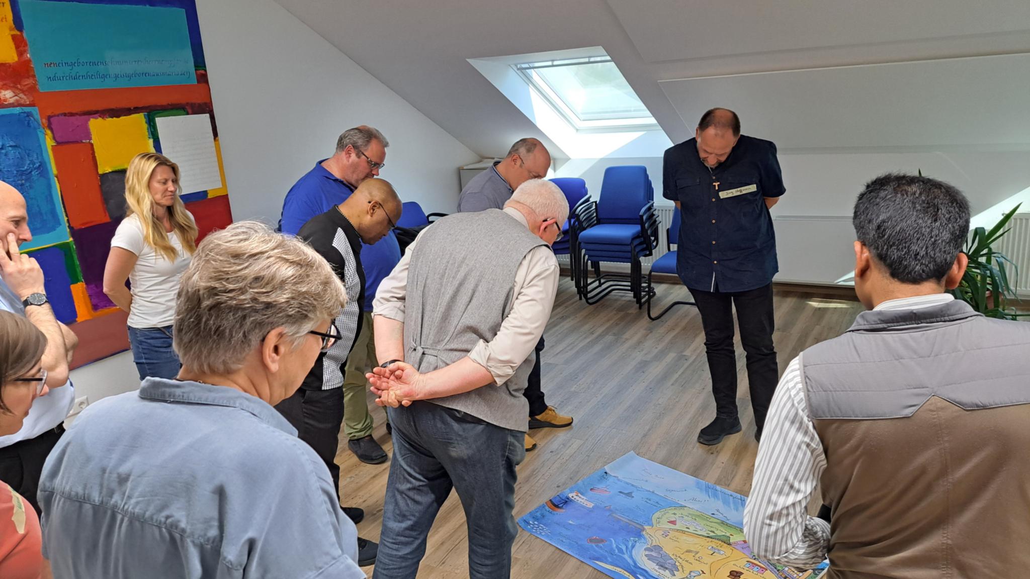 Die pastoralen Mitarbeitenden besprechen die örtliche Implementation von Prävention, Intervention und Aufarbeitung im Pastoralen Raum.