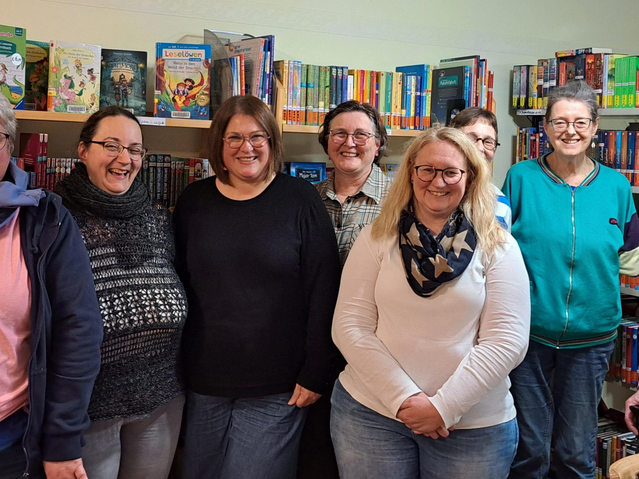 Treffen des Büchereirings am 11.11.2025 in der KÖB Niederburg. v.l.n.r.: Silke Haberkamp (KÖB Oberwesel), Alexandra Bock, Lucy Junglas, Sabine Wieprecht (alle KÖB Bad Salzig); Jasmin Oppenhäuser (KÖB Urbar), Maria Dittmayer (KÖB Oberwesel), Angelika Lansen (KÖB Niederburg), Franz Müller (KÖB Urbar). Es fehlen: Helga Becker (KÖB Bacharach), Christel Schaefer-Beitz (KÖB Perscheid), Gaby Rech (KÖB Halsenbach)